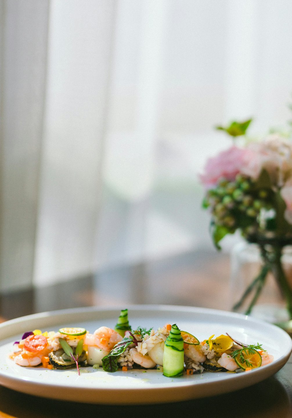Piatto gourmet di pesce con gamberi, capesante e cozze.
